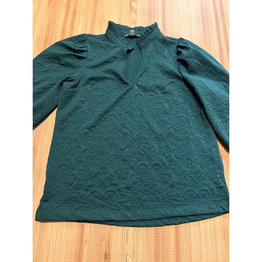 Crown & Ivy  M Green Floral Ruffle V-Neck 3/4 Sleeve Blouse for Women
